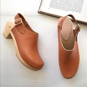Bryr Suzie closed toe mid heel clog in whiskey